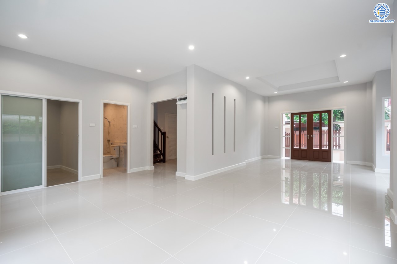 บ้านมือสองตกแต่งใหม่ ม.นนทรี5 พระราม5 เนื้อที่ 60 ตร.ว. ฟังก์ชัน 3 ห้องนอน 3 ห้องน้ำ 1 ห้องอเนกประสงค์ 1 ห้องแม่บ้านพร้อมห้องน้ำในตัว จอดรถได้ 2 คัน บนสุดยอดทำเล! ใกล้รถไฟฟ้า "สถานีแยกติวานนท์" และทางด่วน"ศรีรัช" ขับรถเพียง 5 นาที ก็ถึงวงเวียนพระราม5 ที่เชื่อมต่ออีกหลายหลายเส้นทางได้อย่างรวดเร็ว